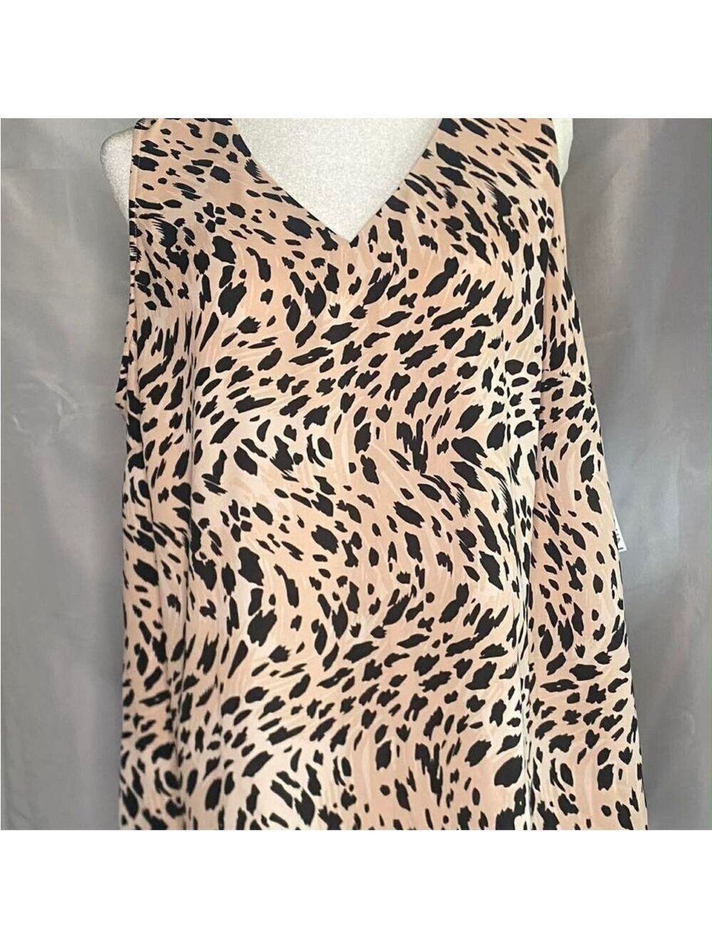 Nine West Beige and Black Animal Print Blouse size 0X ✨✨